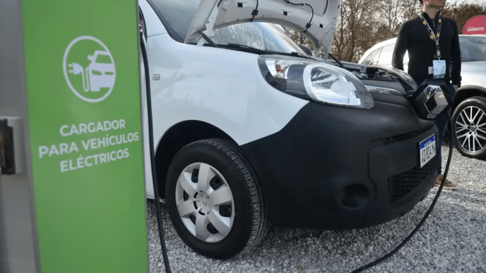 Energía quiere saber cuántas estaciones de servicio pueden cargar autos eléctricos e híbridos