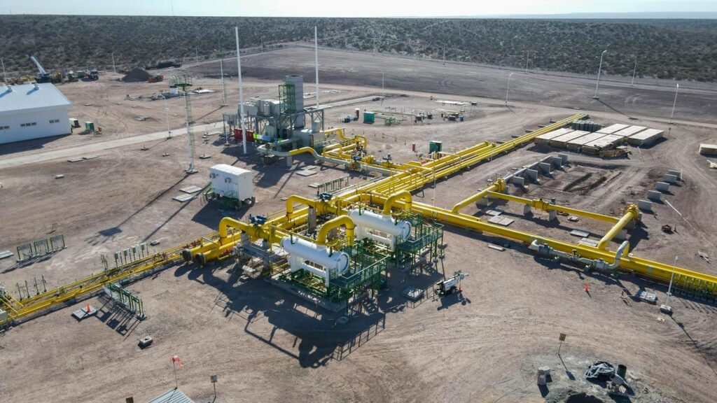 Una constructora histórica, al borde de la quiebra por una millonaria deuda con Enarsa y el freno a obras clave