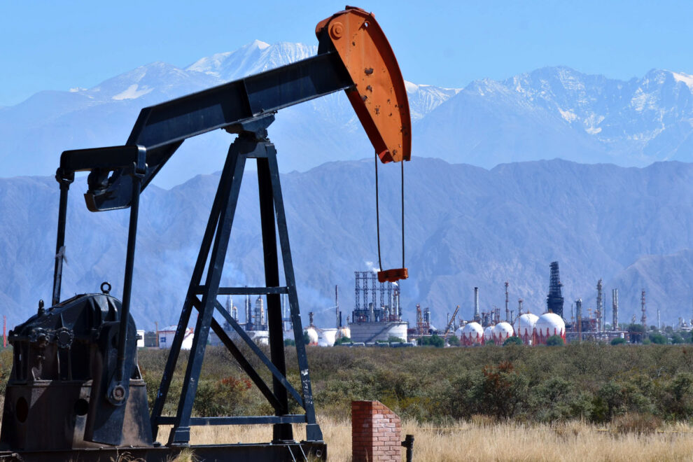 Mendoza presentó la licitación de 17 áreas petroleras para recuprar reservas e impulsar la producción no convencional