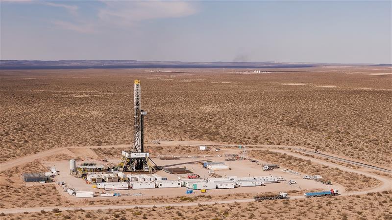 YPF acuerda “swap” de áreas de Vaca Muerta con Pluspetrol apuntando al GNL