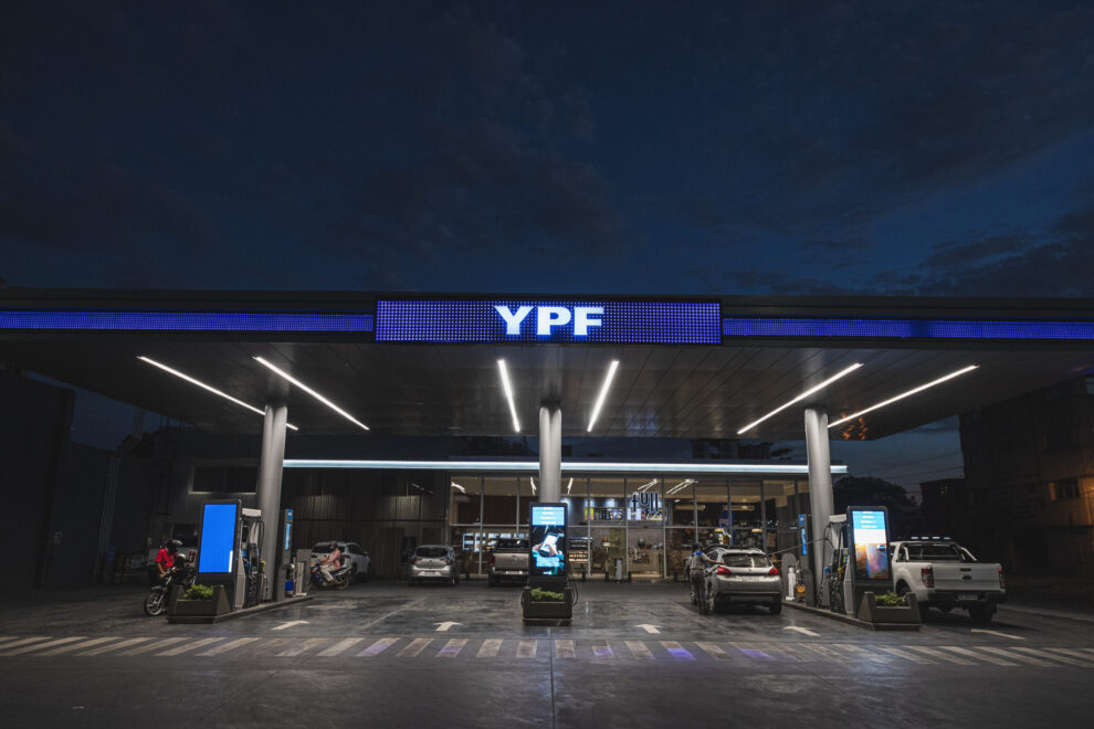 Por la guerra, YPF congela los precios de los combustibles por 45 días