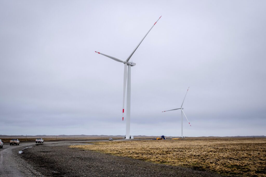 TotalEnergies inaugura en Tierra del Fuego el parque eólico más austral del mundo con un sistema híbrido único
