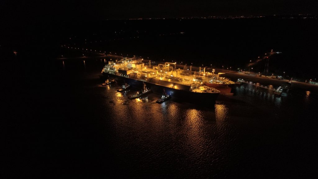 El Gobierno saldrá a comprar otros 10 barcos de GNL para julio, pero hay ruido por el costo de la regasificación