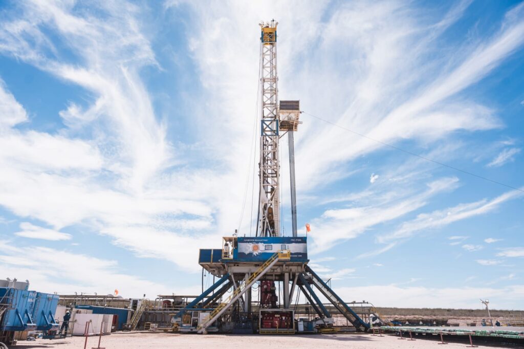 YPF suma socios estratégicos en el upstream de Vaca Muerta mientras busca destrabar el financiamiento de Argentina LNG