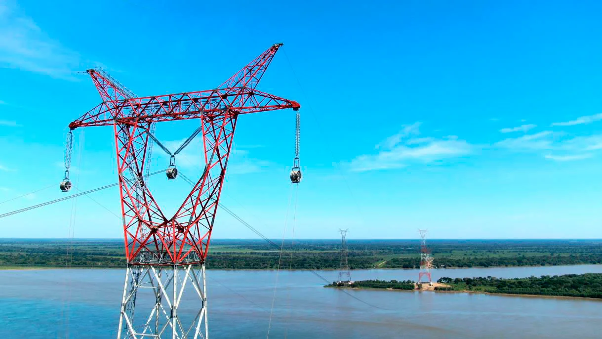 Los Neuss toman el control total de una empresa clave para el transporte de la energía de Yacyretá