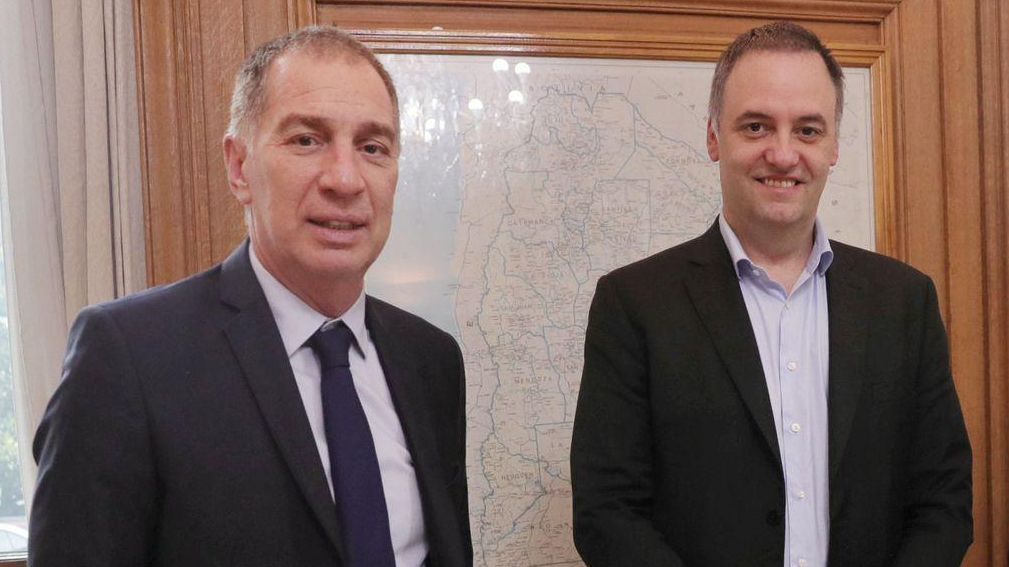 YPF oficializó la salida de Adorni de YPF pero aún no concretó la designación de Santilli en su reemplazo