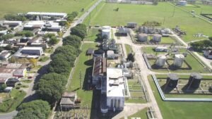 Acuerdo entre YPF y TotalEnergies para producir y exportar combustible sostenible de aviación